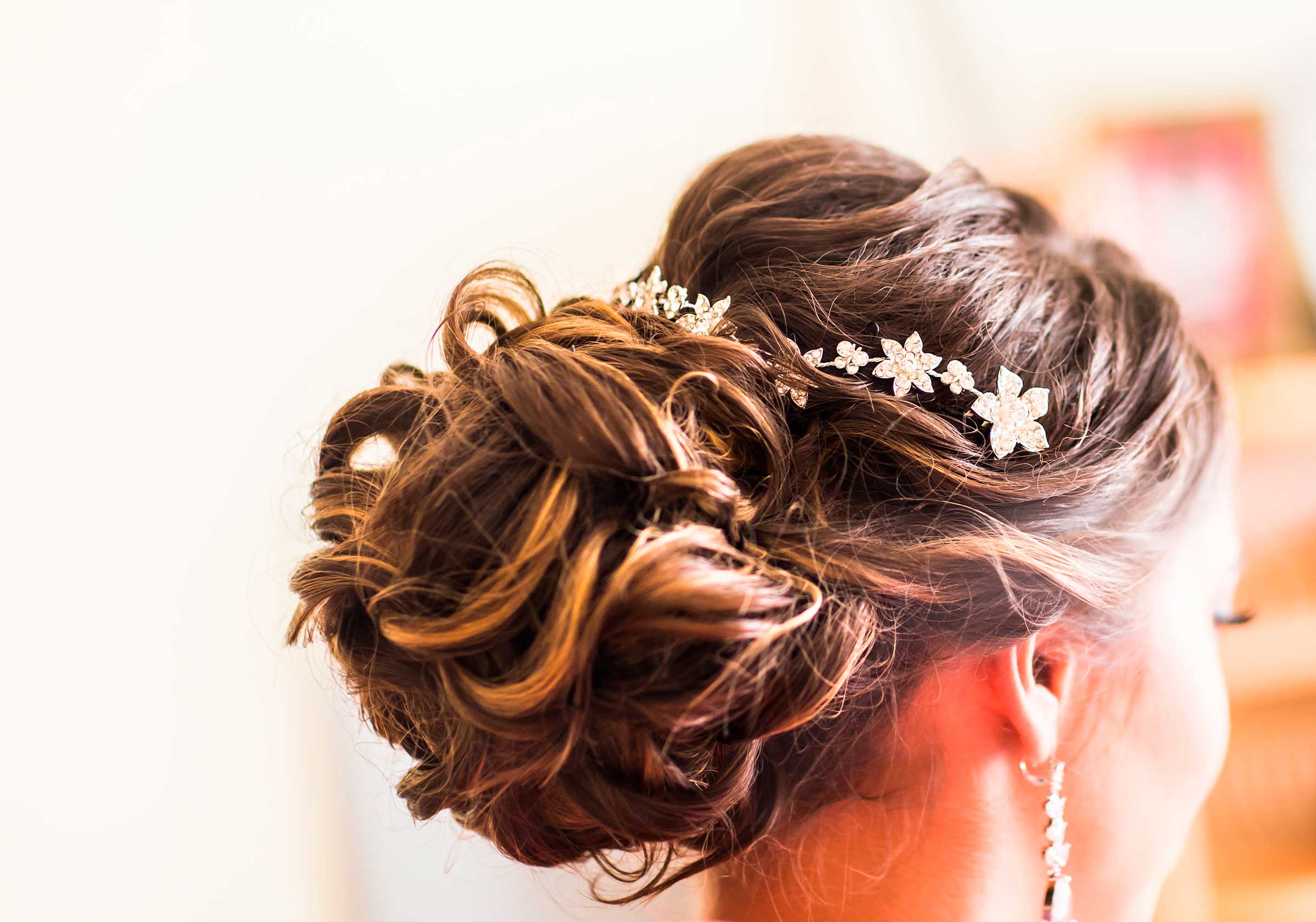 beautiful-bride-with-fashion-wedding-hairstyle-PUPRAVL