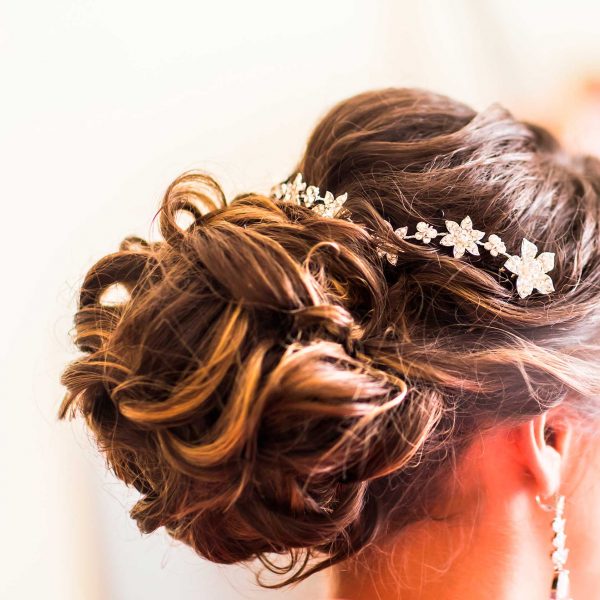 beautiful-bride-with-fashion-wedding-hairstyle-PUPRAVL